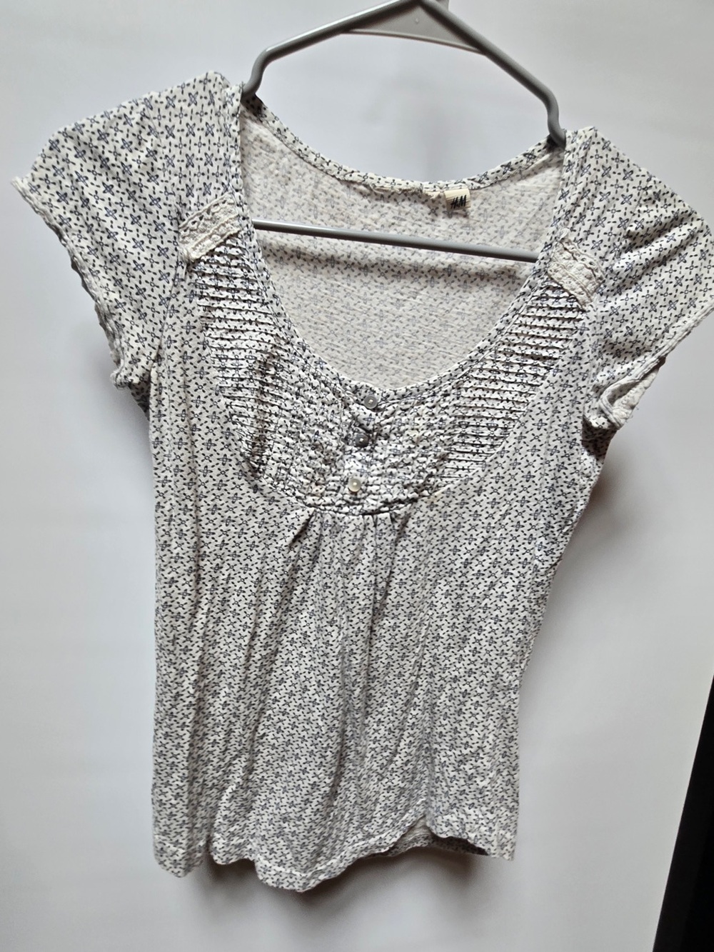 H&M Cream Short-Sleeve Floral Scoop Neck Tee with Pintuck & Buttons